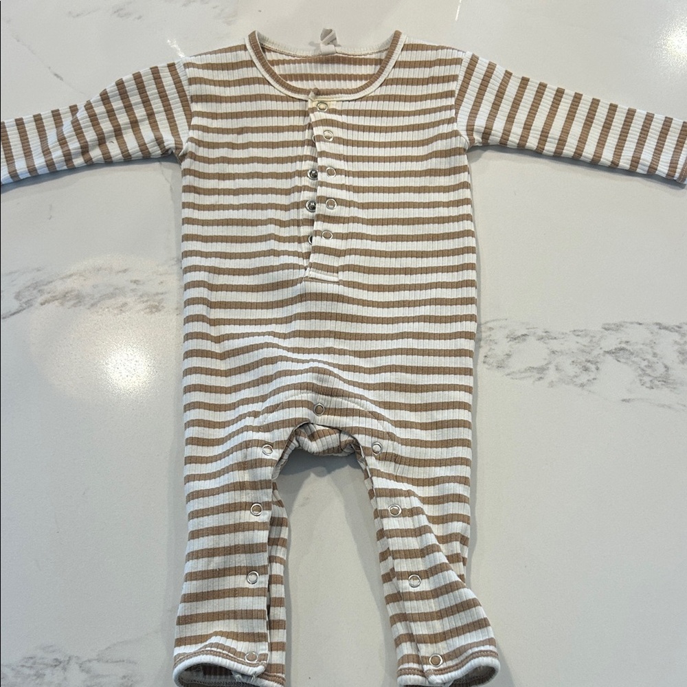 Quincy Mae Ribbed Striped Footie in Tan and White